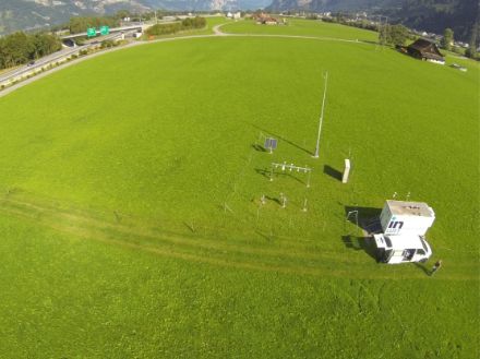 Immagine aerea della stazione al suolo di Altdorf situata su un prato, sullo sfondo l’autostrada.