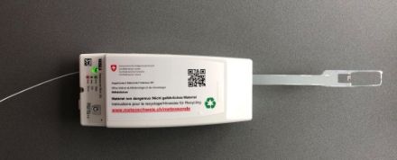 Immagine di una radiosonda, montana all’interno di un involucro di plastica bianca. 