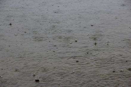 Gocce di pioggia che cadono nel Türlersee 