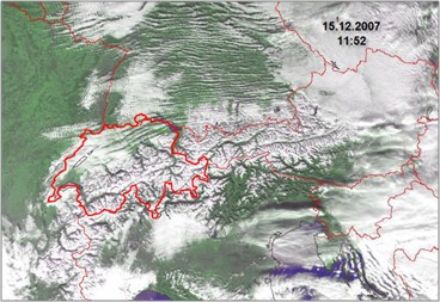 Immagine satellitare dell’Europa centrale con fasce di nebbia alta parallele tra loro.