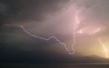 Fulmine durante un temporale sul Lago Lemano.