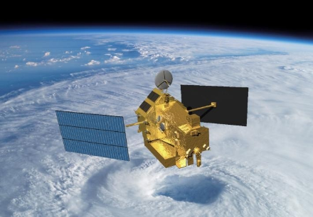 Satellite per l’osservazione della Terra sopra una tempesta tropicale.