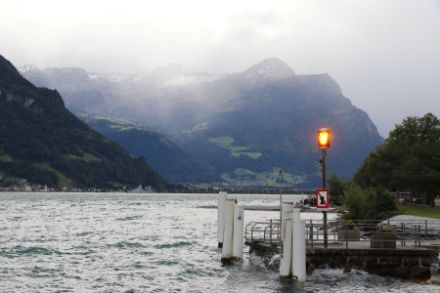 Giornata con Dimmerföhn sul Lago d’Uri. Malgrado sia attivo l’avviso per forte favonio, il tempo è uggioso.
