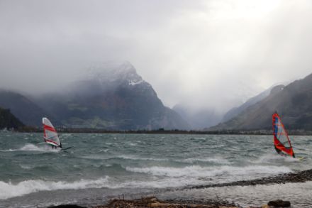 Dimmerföhn sul Lago d’Uri. Una tempesta di favonio rappresenta sempre un magnete per le attività sul lago, anche con tempo uggioso.