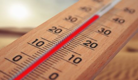Termometro che marca più di 35 °C.