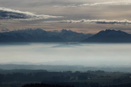 Immagine di una situazione d’inversione, la pianura sotto la foschia fitta non è più visibile.