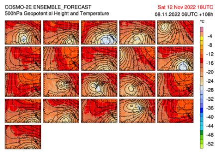 Carta che mostra i 21 scenari di previsione di geopotenziale a temperatura a 500 hPa del vecchio modello COSMO-2E con una goccia fredda la cui posizione è molto variabile fra i vari scenari.