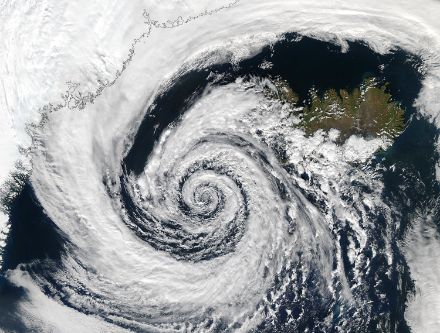 Immagine satellitare che riprende una spirale nuvolosa, tipica di una zona di bassa pressione.
