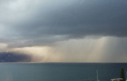 Foto di un rovescio sul lago Lemano al largo del Lavaux.