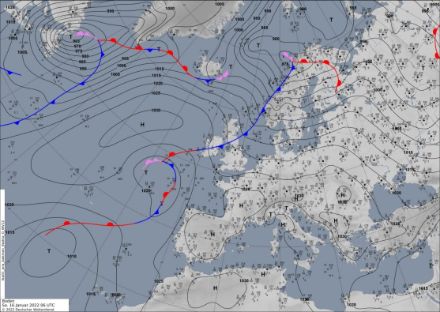 Carta meteorologica dell’Europa con indicato le zona di alta e bassa pressione, le isobare e i fronti caldi e freddi.