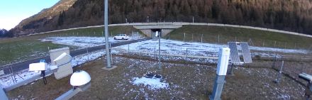 Foto di svariati strumenti di misura tra cui al centro lo strumento automatico per il rilevamento dello spessore della neve.