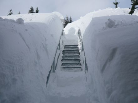 Foto di un accesso al campo di misura camino con muri di neve molto alti attorno.