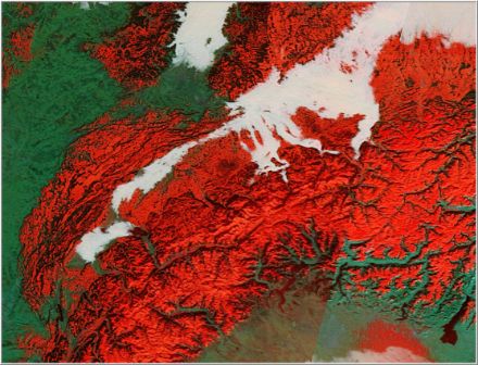 Nebbia con limite superiore a circa 700 m slm il 12 febbraio 2015. La distribuzione della nebbia è relativamente classica per questo limite superiore, solo sull’Altopiano centrale lo strato di nebbia è un po’ più ridotto del solito. La Svizzera nord-occidentale è priva di nebbia – anche questo è tipico per un tale limite superiore.