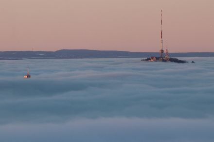 Immagine del mare di nebbia dal quale emergono alcuni rilievi.