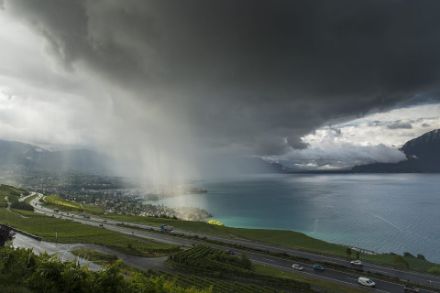  	Al centro dell’immagine si vedono alcune nuvole che producono dei rovesci in prossimità del Lago Lemano.