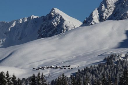  	Foto del villaggio di montagna di Medergen, profondamente innevato, nel gennaio 2019