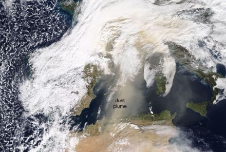  	Immagine satellitare del Nord Africa e dell’Europa. Una nuvola di polvere giallo chiara è visibile al di sopra del Mediterraneo. 
