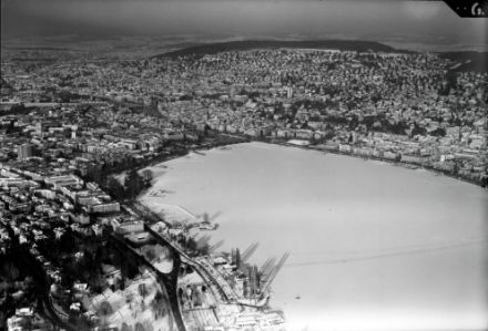 Veduta aerea del lago di Zurigo ghiacciato.