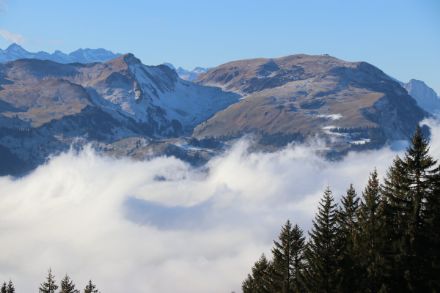 Immagine che mostra in primo piano le chiare onde presenti sula superficie superiore del mare di nebbia.