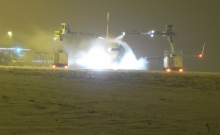 Operazioni di sghiacciamento (de-icing) all'aeroporto di Zurigo. 