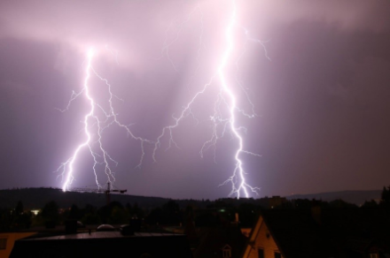 Due fulmini illuminano il cielo di notte.
