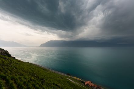 La foto mostra un fronte temporalesco con nubi cupe mentre attraversa il lago di Ginevra in direzione della Svizzera. Foto: Dean Gill.