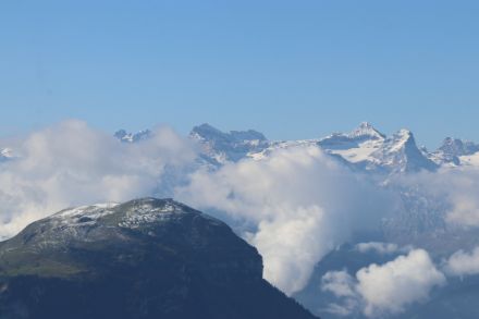 Montagne imbiancate con la prima neve, dietro cielo blu