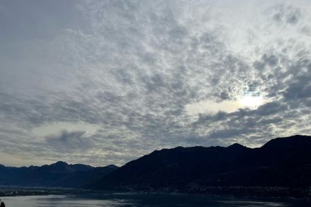Doppio Hole-Punch Cloud la mattina del 12.11.2022 sopra il Lago Maggiore