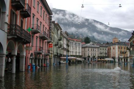 Fra il 12 e il 17 ottobre 2000 il Sud delle Alpi ha vissuto un'alluvione importante, in foto Piazza Grande a Locarno allagata. L'autunno è sempre la stagione più piovosa al Sud?