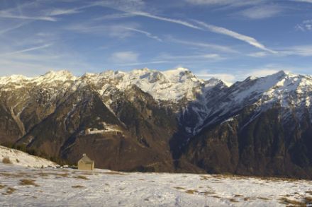 Poca neve alla capanna Gorda a 1804 m s.l.m. (27.12.2022 ore 15, https://capannagorda.roundshot.com).
