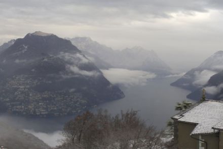 Vista dal San Salvatore sopra Lugano oggi pomeriggio alle 15. www.roundshot.com