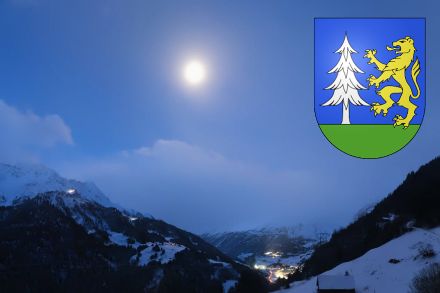 Apporti di neve da nord e luna sopra Airolo, 10 gennaio 2023