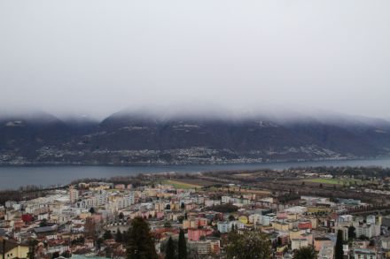 Strati densi sopra Locarno