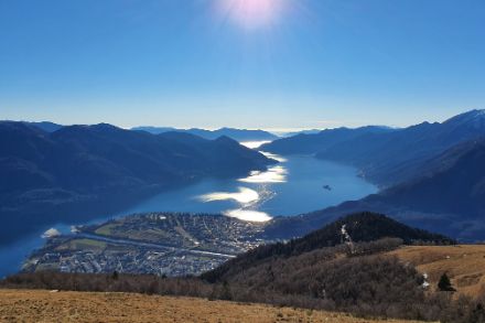 Panorama soleggiato e luminoso da Cimetta verso il Lago Maggiore il 14 gennaio 2022 senza un filo di neve.