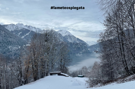 Valle Leventina dopo una lieve nevicata. Alle quote più basse la neve fonde, raffreddando gli strati più bassi dell’atmosfera e accentuando un’inversione termica. Si formano così dei banchi di nebbia sul fondovalle.