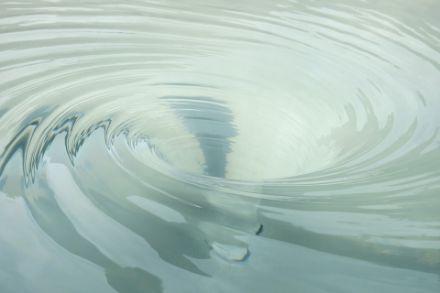 mulinello dovuto alla rotazione dell'acqua verso lo scarico