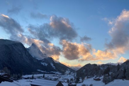 Schiarite a Saanen (BE) dopo il transito del fronte freddo di oggi. Fonte: segnalazioni app MeteoSvizzera.