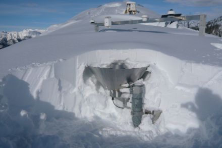 Gli strumenti SwissNetNet sepolti dalla neve a Cimetta, 1661 m.s.l.m, gennaio 2014