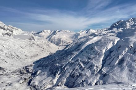 Peu de neige dans la vallée d'Urseren. La vue est orientée depuis les hauteurs de Realp en direction d'Andermatt.