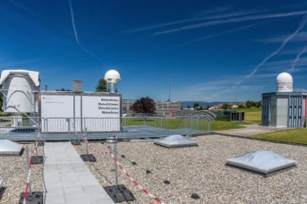 A sinistra: il sistema di lancio automatico delle radiosonde della stazione di rilevamento di Payerne. A destra: la sala di preparazione dove vengono gonfiati i palloni per i radiosondaggi particolari.