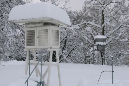 Stazione di misura sotto la neve presso l'ex sede di MeteoSvizzera sullo Zürichberg a Zurigo. Foto: D. Gerstgrasser. 