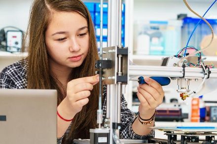 Le ragazze devono già essere informate a scuola sulle diverse possibilità di formazione a prescindere da una scelta professionale stereotipata per genere. Foto: Ufficio per l’uguaglianza fra donna e uomo. 