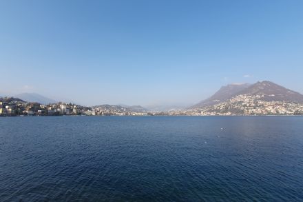 Il Golfo di Lugano sotto un cielo senza nuvole il 21 febbraio 2023. Foto: L. Panziera