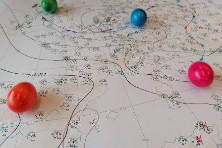 Mappa meteorologica di analisi del 01.04.2023, ore 06.00 UTC e uova di previsione utilizzate per la Pasqua 2023.