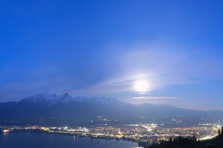 Alba imminente e tramonto della luna dopo una notte fredda. Vista da Heiligenschwendi verso il lago di Thun e lo Stockhorn. (Webcam MeteoSvizzera) Alba imminente e tramonto della luna dopo una notte fredda. Vista da Heiligenschwendi verso il lago di Thun e lo Stockhorn. (Webcam MeteoSvizzera)