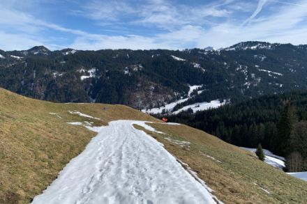 Poca neve il 18 febbraio 2023 nel comprensorio sciistico di Alpthal (SZ). Fonte: "Osservazioni meteo" - App MeteoSvizzera