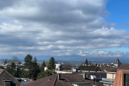 Strati di nuvolosità bassa nei cieli sopra Losanna, 3 aprile 2023, dalle segnalazioni App.