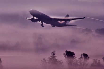 Decollo di un Airbus A330 a Zurigo nella nebbia.