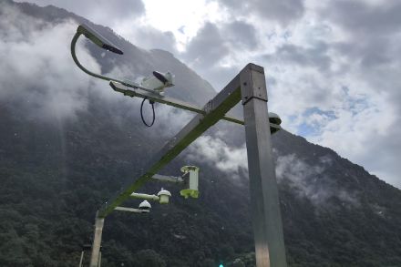 Fra sole e pioggia, il ponte di misura SwissMetNet di Biasca