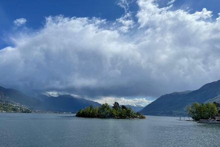 Cumuli primaverili sul Lago Maggiore, in primo piano l’Isola dei Conigli il 25 aprile 2023. Foto: M. Resegati.